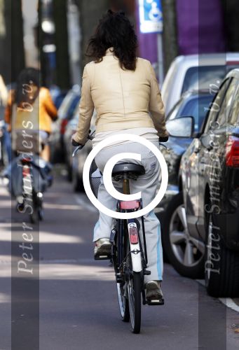 Amsterdam 8 april 2011
Linda v Dijck doet op de fiets boodschappen op de cornelis schuytstraat.
Peter Smulders bv