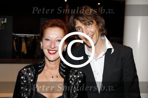 Amsterdam 17 april 2011
Premiere Zorro in het nieuwe de la mar theater. Loes Luca met stiefzoon
Peter Smulders bv