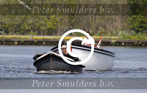 Vreeland 24 april 2011
Marco bakker met zijn sloep/boot op de vecht. Hij sleept een andere boot die pech heeft.
Peter Smulders bv