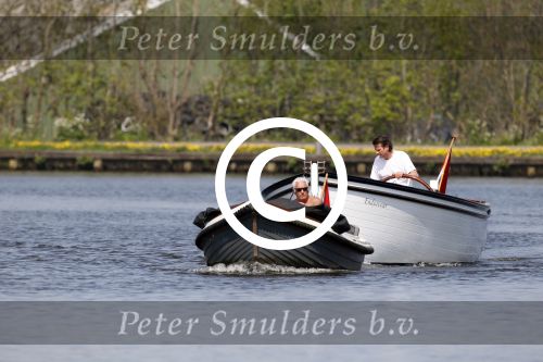 Vreeland 24 april 2011
Marco bakker met zijn sloep/boot op de vecht. Hij sleept een andere boot die pech heeft.
Peter Smulders bv