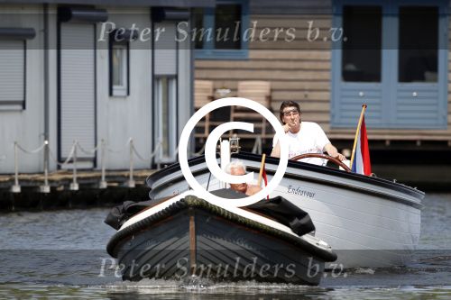 Vreeland 24 april 2011
Marco bakker met zijn sloep/boot op de vecht. Hij sleept een andere boot die pech heeft.
Peter Smulders bv