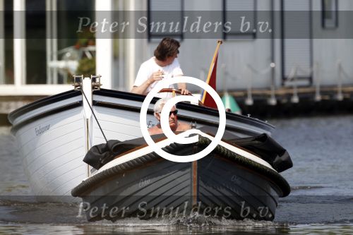 Vreeland 24 april 2011
Marco bakker met zijn sloep/boot op de vecht. Hij sleept een andere boot die pech heeft.
Peter Smulders bv