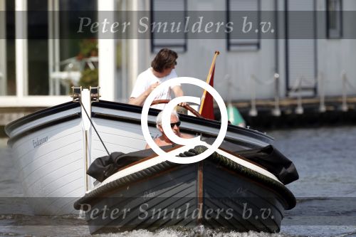 Vreeland 24 april 2011
Marco bakker met zijn sloep/boot op de vecht. Hij sleept een andere boot die pech heeft.
Peter Smulders bv