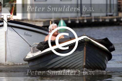 Vreeland 24 april 2011
Marco bakker met zijn sloep/boot op de vecht. Hij sleept een andere boot die pech heeft.
Peter Smulders bv