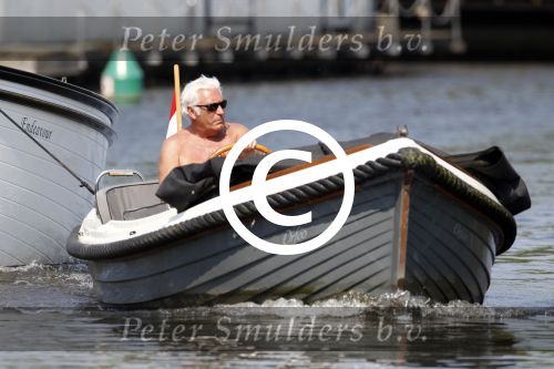 Vreeland 24 april 2011
Marco bakker met zijn sloep/boot op de vecht. Hij sleept een andere boot die pech heeft.
Peter Smulders bv