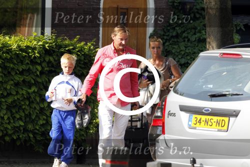 Breukelen 26 april 2011
Mariska v Kolck haar zoon en Edgar Peer vertrekken bij haar huis met zijn mercedes.
Peter Smulders bv