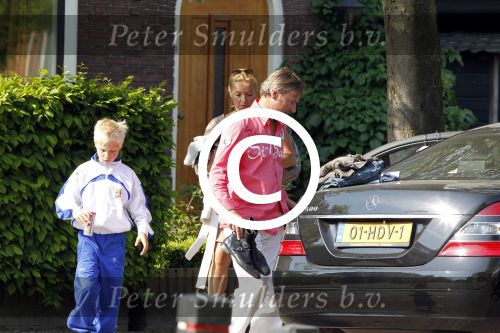 Breukelen 26 april 2011
Mariska v Kolck haar zoon en Edgar Peer vertrekken bij haar huis met zijn mercedes.
Peter Smulders bv