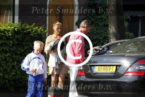 Breukelen 26 april 2011
Mariska v Kolck haar zoon en Edgar Peer vertrekken bij haar huis met zijn mercedes.
Peter Smulders bv