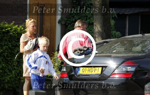 Breukelen 26 april 2011
Mariska v Kolck haar zoon en Edgar Peer vertrekken bij haar huis met zijn mercedes.
Peter Smulders bv