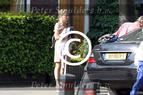 Breukelen 26 april 2011
Mariska v Kolck haar zoon en Edgar Peer vertrekken bij haar huis met zijn mercedes.
Peter Smulders bv