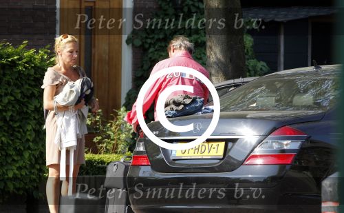 Breukelen 26 april 2011
Mariska v Kolck haar zoon en Edgar Peer vertrekken bij haar huis met zijn mercedes.
Peter Smulders bv