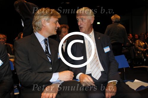 Amsterdam 12 april 2011
Presentatie Space Expedition Curacao door Michiel Mol Ben Droste Harry v Hulten en de astronaut ick Searfoss. Vanaf 2014 kunne mensen vanaf Curacao de ruimte in. Martin Schroder
Peter Smulders bv