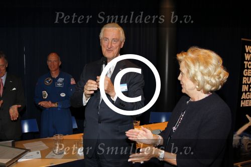 Amsterdam 12 april 2011
Presentatie Space Expedition Curacao door Michiel Mol Ben Droste Harry v Hulten en de astronaut ick Searfoss. Vanaf 2014 kunne mensen vanaf Curacao de ruimte in. Martin Schroder
Peter Smulders bv