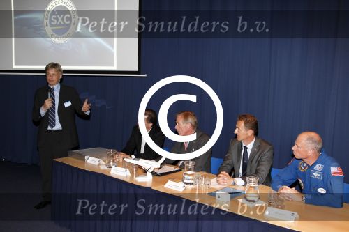 Amsterdam 12 april 2011
Presentatie Space Expedition Curacao door Michiel Mol Ben Droste Harry v Hulten en de astronaut ick Searfoss. Vanaf 2014 kunne mensen vanaf Curacao de ruimte in.
Peter Smulders bv