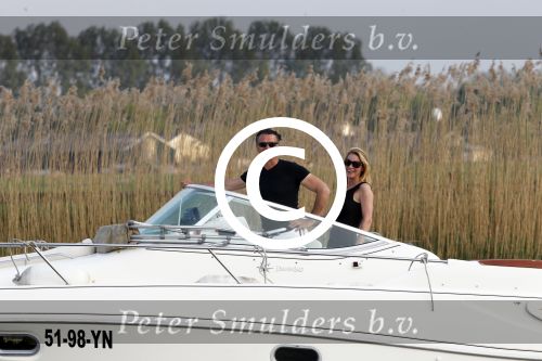 Nigtevecht 22 april 2011
Milika Peterzon en Jurgen Smit en hun hond op de boot op de Vecht.
Peter Smulders bv