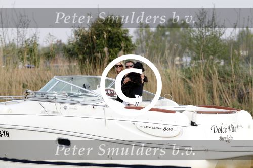 Nigtevecht 22 april 2011
Milika Peterzon en Jurgen Smit en hun hond op de boot op de Vecht.
Peter Smulders bv