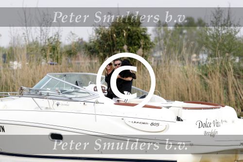 Nigtevecht 22 april 2011
Milika Peterzon en Jurgen Smit en hun hond op de boot op de Vecht.
Peter Smulders bv