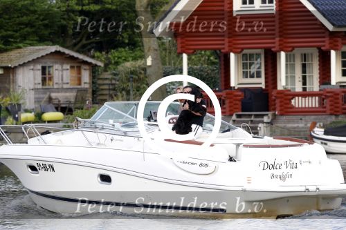 Nigtevecht 22 april 2011
Milika Peterzon en Jurgen Smit en hun hond op de boot op de Vecht.
Peter Smulders bv
