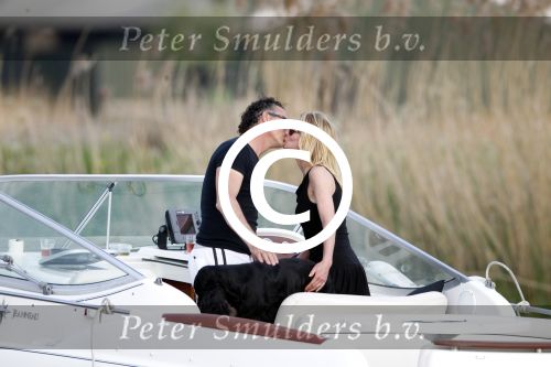 Nigtevecht 22 april 2011
Milika Peterzon en Jurgen Smit en hun hond op de boot op de Vecht.
Peter Smulders bv
