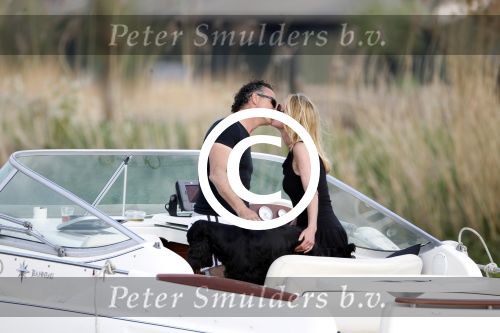 Nigtevecht 22 april 2011
Milika Peterzon en Jurgen Smit en hun hond op de boot op de Vecht.
Peter Smulders bv