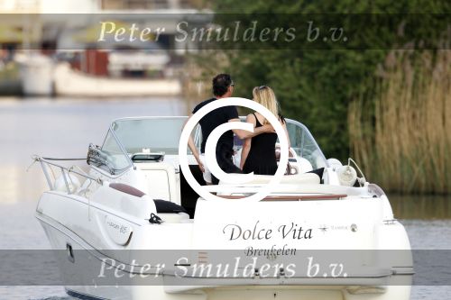 Nigtevecht 22 april 2011
Milika Peterzon en Jurgen Smit en hun hond op de boot op de Vecht.
Peter Smulders bv