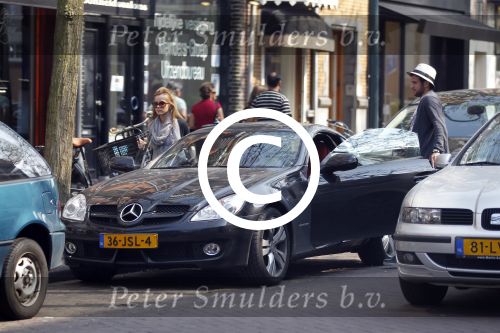 Amsterdam 21 april 2011
Miralem Sulejmani met zijn zwangere vriendin op de cornelis schuytstraat.
Hij rijdt in een mercedes cabrio
Peter Smulders bv
