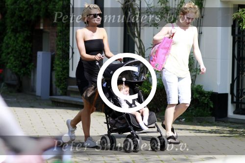 Amsterdam 21 april 2011
Nikie Plessen achter de kinderwagen.
Peter Smulders bv