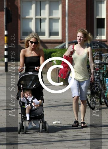 Amsterdam 21 april 2011
Nikie Plessen achter de kinderwagen.
Peter Smulders bv