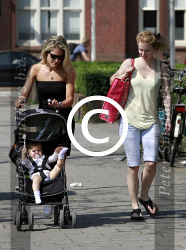 Amsterdam 21 april 2011
Nikie Plessen achter de kinderwagen.
Peter Smulders bv