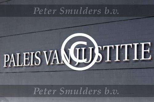 Den Haag 6 april 2011
Rechtzaak Constanza Breukhoven ivm inbraak bij haar vader. Haar Advocaat Erik Kerkhoven en veel pers was aanwezig bij het paleis van justitie.
Peter Smulders bv