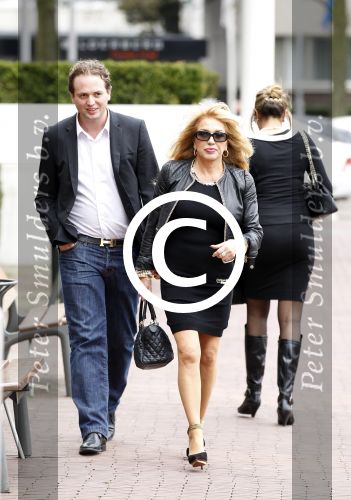 Amsterdam 7 april 2011
Surprise feestje voor Patricia Paay haar 62e verjaardag bij het Hilton hotel.
oa aanwezig haar vader en moeder vriend Nicky v Dam schoonvader zus Yvonne Keeley met dochter en John en Loes v Katwijk. Ze varen met boot door de grachten.
Peter Smulders bv
Peter Smulders bv