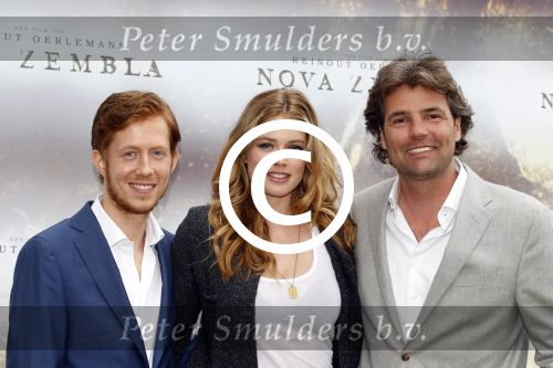 Amsterdam 7 april 2011
Presentatie cast Nova Zembla bij het Hilton. Reinout Oerlemans is regisseur en producent en Doutzen Kroes en Robert de Hoog spelen oa in de film.
Peter Smulders bv