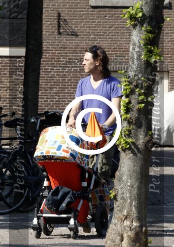 Amsterdam 25 april 2011
Rob v d Wouw de vriend van Georgina Verbaan met hun dochter Odilia aan het wandelen en op terras.
Peter Smulders bv