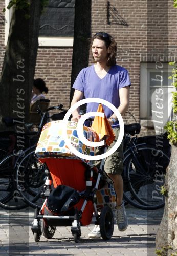 Amsterdam 25 april 2011
Rob v d Wouw de vriend van Georgina Verbaan met hun dochter Odilia aan het wandelen en op terras.
Peter Smulders bv