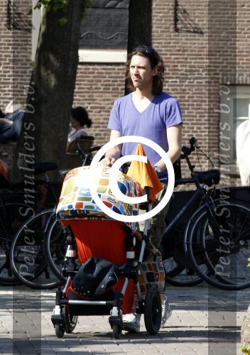 Amsterdam 25 april 2011
Rob v d Wouw de vriend van Georgina Verbaan met hun dochter Odilia aan het wandelen en op terras.
Peter Smulders bv