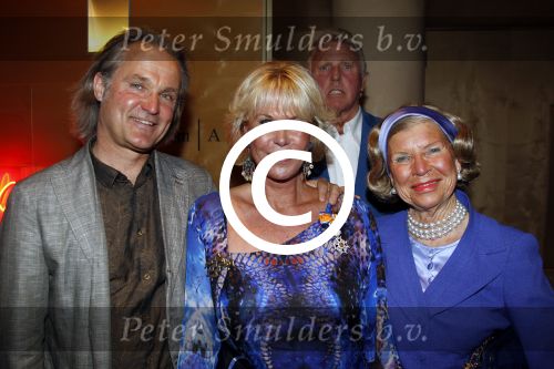 Amsterdam 17 april 2011
Sheila de Vries krijgt uit handen van burgemeester Eberhard v d Laan een koninklijke onderscheiding op haar feestje in het hilton. Roland Jan Heijn met vriendin en moeder Hank
Peter Smulders bv