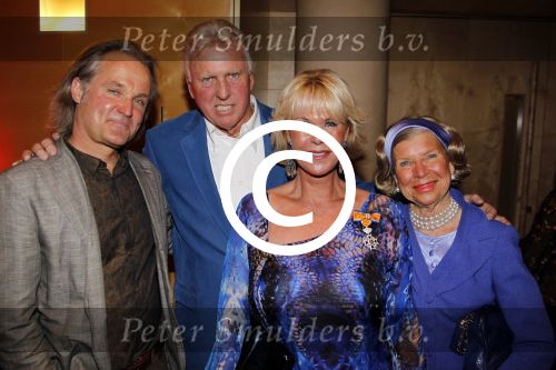 Amsterdam 17 april 2011
Sheila de Vries krijgt uit handen van burgemeester Eberhard v d Laan een koninklijke onderscheiding op haar feestje in het hilton. Roland Jan Heijn met vriendin en moeder Hank
Peter Smulders bv