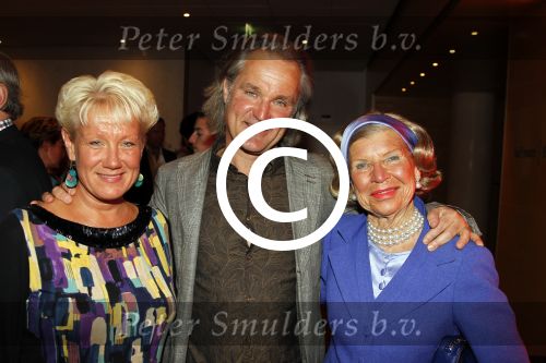 Amsterdam 17 april 2011
Sheila de Vries krijgt uit handen van burgemeester Eberhard v d Laan een koninklijke onderscheiding op haar feestje in het hilton. Roland Jan Heijn met vriendin en moeder Hank
Peter Smulders bv