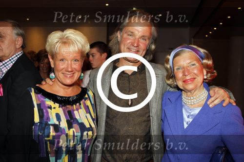 Amsterdam 17 april 2011
Sheila de Vries krijgt uit handen van burgemeester Eberhard v d Laan een koninklijke onderscheiding op haar feestje in het hilton. Roland Jan Heijn met vriendin en moeder Hank
Peter Smulders bv