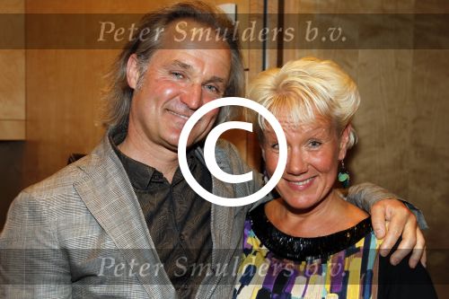 Amsterdam 17 april 2011
Sheila de Vries krijgt uit handen van burgemeester Eberhard v d Laan een koninklijke onderscheiding op haar feestje in het hilton. Roland Jan Heijn met vriendin en moeder Hank
Peter Smulders bv