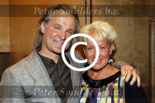 Amsterdam 17 april 2011
Sheila de Vries krijgt uit handen van burgemeester Eberhard v d Laan een koninklijke onderscheiding op haar feestje in het hilton. Roland Jan Heijn met vriendin en moeder Hank
Peter Smulders bv
