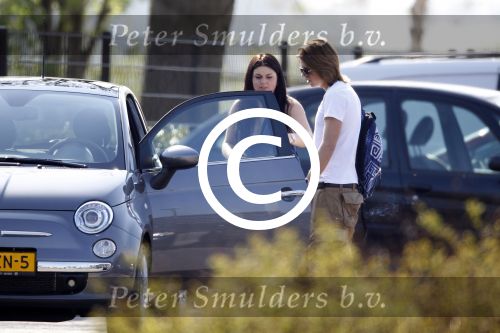 Vinkeveen 19 april 2011
Roxeanne Hazes krijgt haar eerste auto een fiat 500 . Ze ging hem samen met haar moeder Rachel ophalen en daarna aan haar broer Andre jr laten zien op school.
Peter Smulders bv