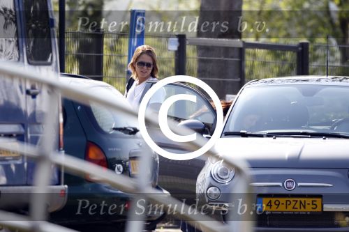 Vinkeveen 19 april 2011
Roxeanne Hazes krijgt haar eerste auto een fiat 500 . Ze ging hem samen met haar moeder Rachel ophalen en daarna aan haar broer Andre jr laten zien op school.
Peter Smulders bv