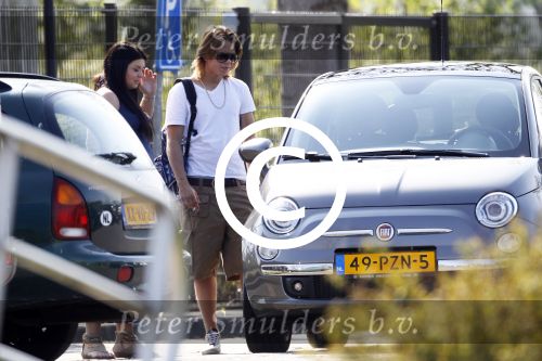 Vinkeveen 19 april 2011
Roxeanne Hazes krijgt haar eerste auto een fiat 500 . Ze ging hem samen met haar moeder Rachel ophalen en daarna aan haar broer Andre jr laten zien op school.
Peter Smulders bv