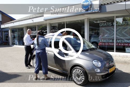 Vinkeveen 19 april 2011
Roxeanne Hazes krijgt haar eerste auto een fiat 500 . Ze ging hem samen met haar moeder Rachel ophalen en daarna aan haar broer Andre jr laten zien op school.
Peter Smulders bv