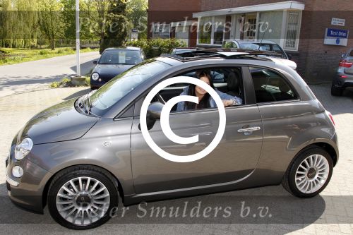 Vinkeveen 19 april 2011
Roxeanne Hazes krijgt haar eerste auto een fiat 500 . Ze ging hem samen met haar moeder Rachel ophalen en daarna aan haar broer Andre jr laten zien op school.
Peter Smulders bv