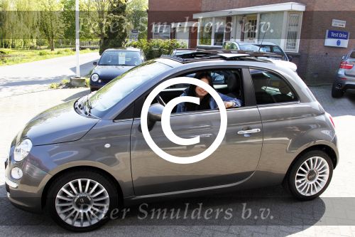 Vinkeveen 19 april 2011
Roxeanne Hazes krijgt haar eerste auto een fiat 500 . Ze ging hem samen met haar moeder Rachel ophalen en daarna aan haar broer Andre jr laten zien op school.
Peter Smulders bv