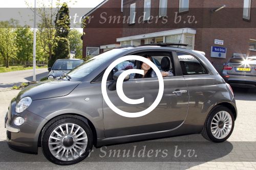 Vinkeveen 19 april 2011
Roxeanne Hazes krijgt haar eerste auto een fiat 500 . Ze ging hem samen met haar moeder Rachel ophalen en daarna aan haar broer Andre jr laten zien op school.
Peter Smulders bv