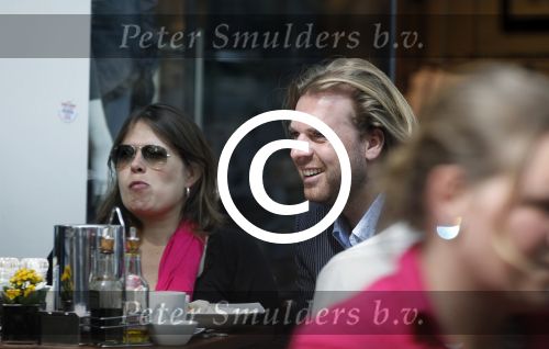 Amsterdam 20 april 2011
Rutger Castricum met vrouw en baby op terras.
Peter Smulders bv