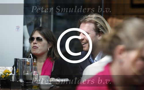 Amsterdam 20 april 2011
Rutger Castricum met vrouw en baby op terras.
Peter Smulders bv